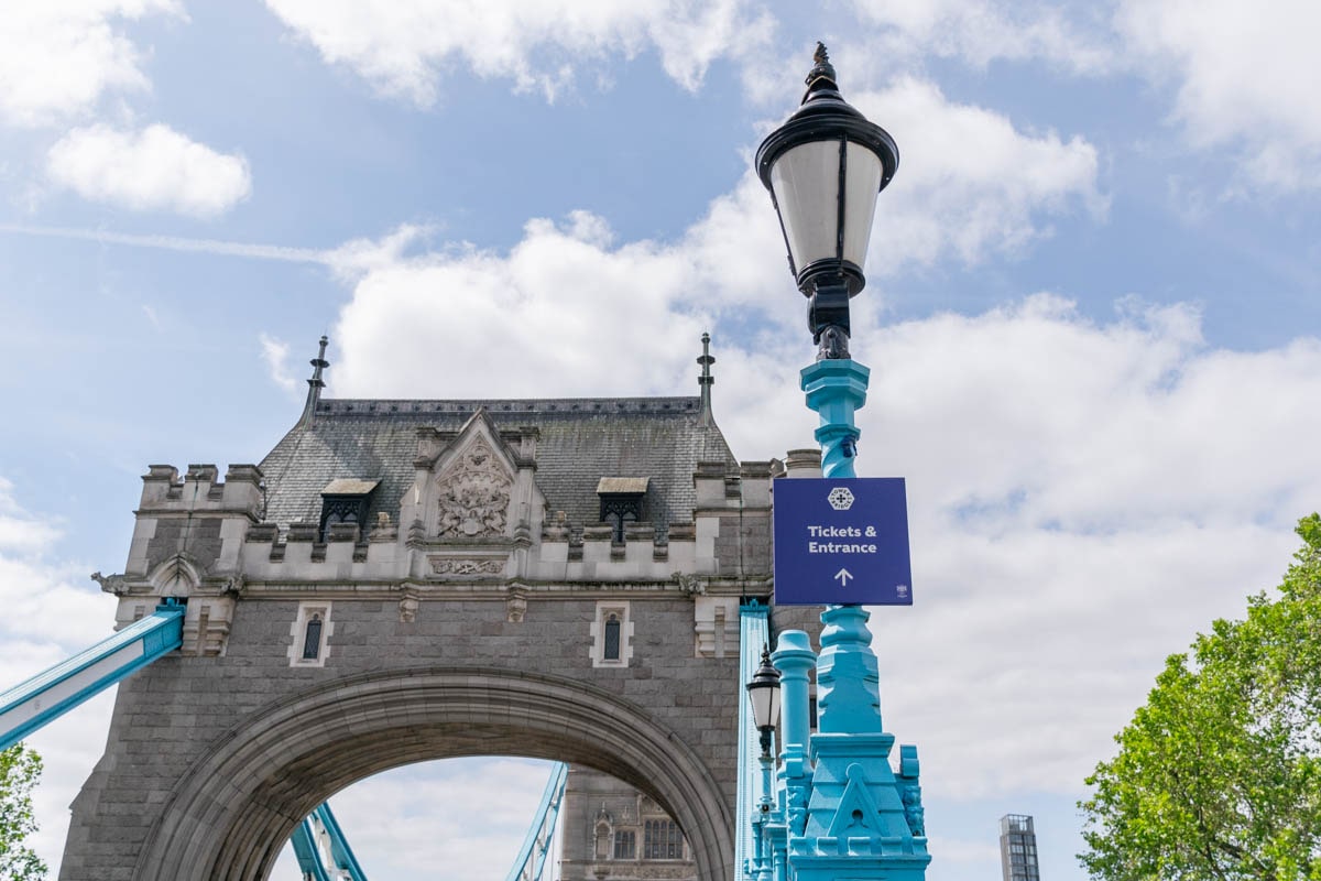 accès à l'entrée du Tower Bridge