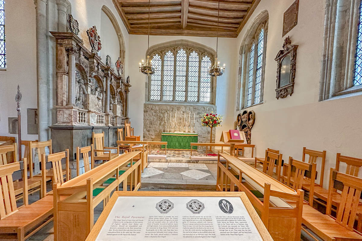 Intérieur de la chapelle à la Tour de Londres
